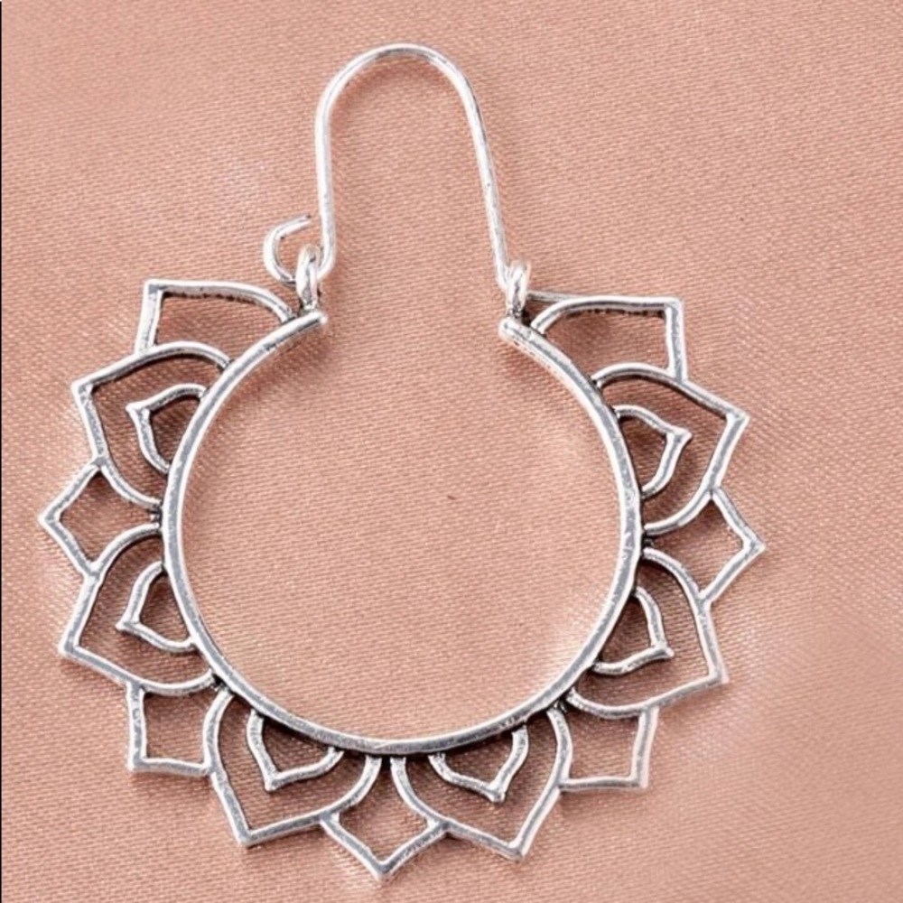 Bohemian hollow out silver earrings - Picture 4 of 6
